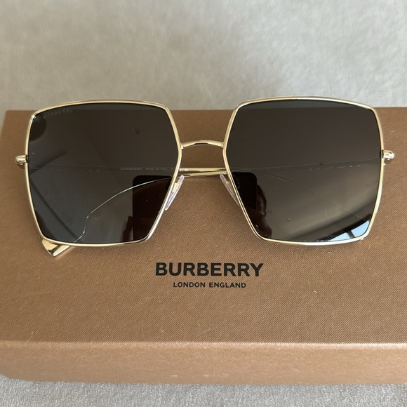 Burberry Accessories - Brand new Burberry Daphne Sunglasses